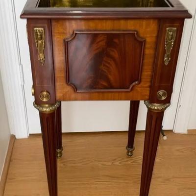 HKF088 - Maitland-Smith Mahogany Veneer Planter