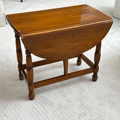 Drop-Leaf Gateleg Table With Turned Legs | With two half round leaves Dimensions: h. 23 x w. 16.25 x l. 27.5 in (with
