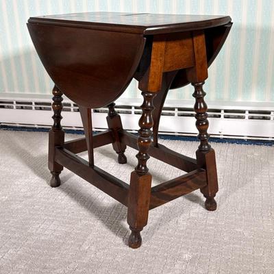 Drop-Leaf Gateleg Table With Turned Legs | With two half round folding leaves Dimensions: h. 23 x w. 11.75 x l. 24 in (with leaves down)
