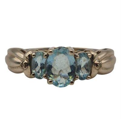 Lot 007  
10K White Gold Aquamarine Ring