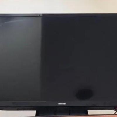 Samsung 32" TV with Mount