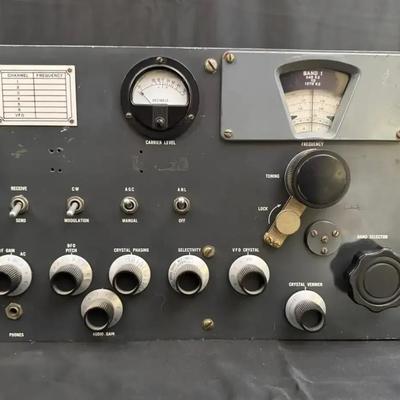 Unidentified Vintage Tube Radio Receiver | No Maker or Model Marked