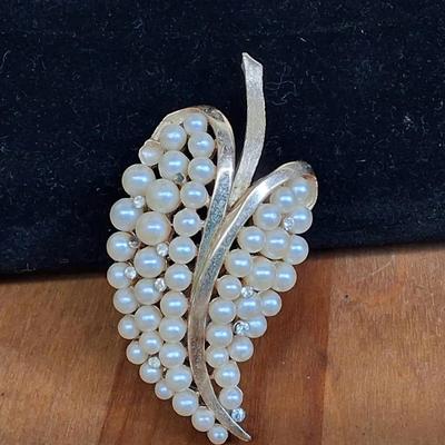 Vintage TRIFARI Pearl and Gold-Tone Leaf Brooch