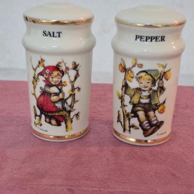 Vintage 1987-1992 Danbury Mint Hummel Collection Salt & Pepper Shakers - 3¾" Tall