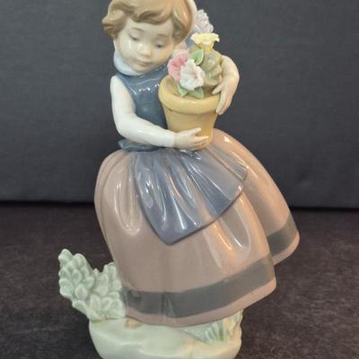 Lladró Children with Flowers "Spring is Here" #5223 6¾" Figurine