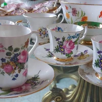 MISCELLANEOUS TEACUPS AND SAUCERS