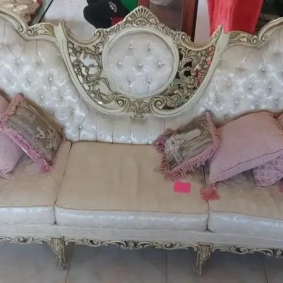 VICTORIAN-STYLE CREAM COLOR KIMBALL SOFA
