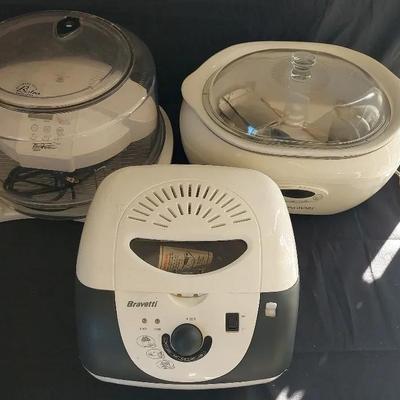 BRAVETTI DEEP FRYER, CORNINGWARE SC-60 ELECTRIC 6 QUART SLOWER COOKER & FLAVOR WAVE DELUXE OVEN