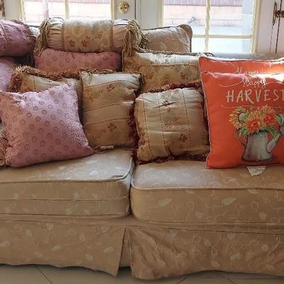 COMFY POLYURETHANE FOAM LOVESEAT WITH THROW PILLOWS 