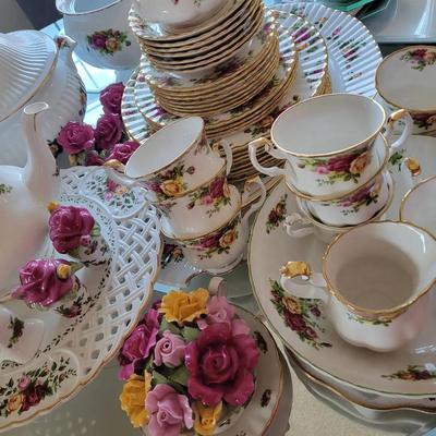 ROYAL ALBERT "OLD COUNTRY ROSES" CHINA SET
