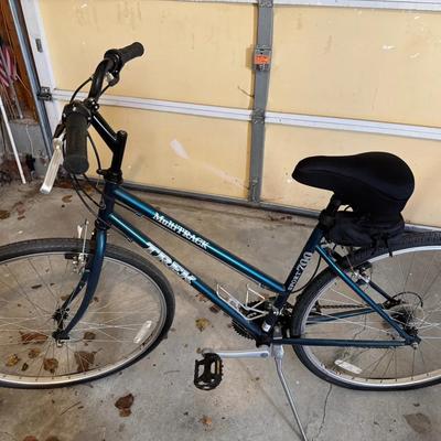 263: Trek Multitrack Sport 700 Hybrid Women’s Bike 