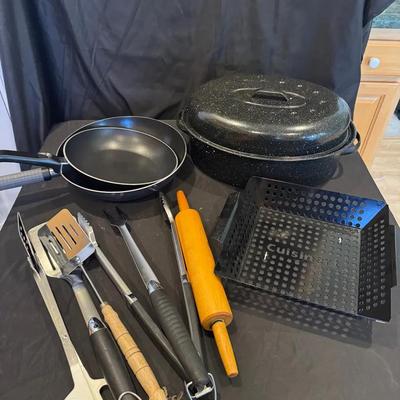 214:  Veggie Grill Basket, Grill Utensils, Roaster And Fry Pans