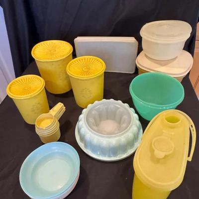 203: Vintage Tupperware Pieces 