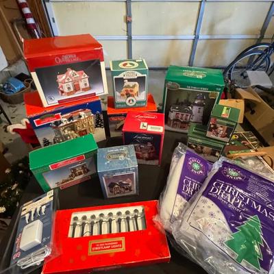 290: Holiday Village And Accessories 