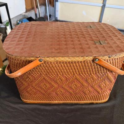 288: Vintage Picnic Basket 