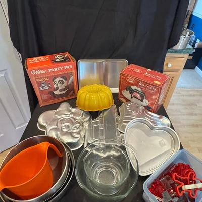 200: Bakeware Novelty Pans, Cookie Cutters, Mixing Bowls 