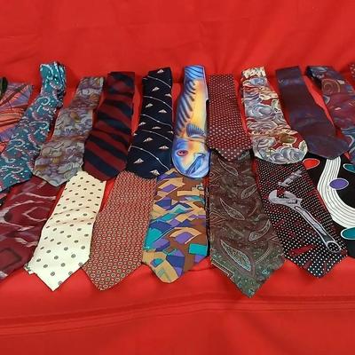 28 Ties-Halston- Marlin-Pierre Cardin- Yve Saint Laurent