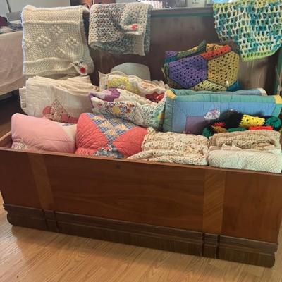 Sale Photo Thumbnail #25: Vintage linens