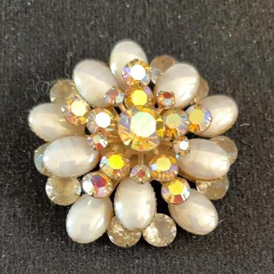Vintage D&E. Brooch. Milky White Cabochons. 