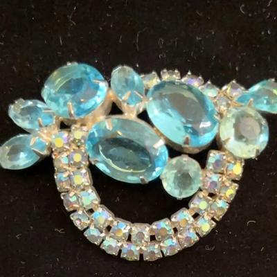 Vintage Brooch Pretty Aqua Blue!
