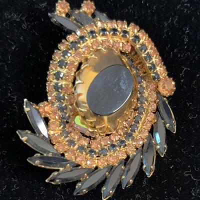 D&E Pin In Black and Goldtone. Mirror Cut Center Stone. 