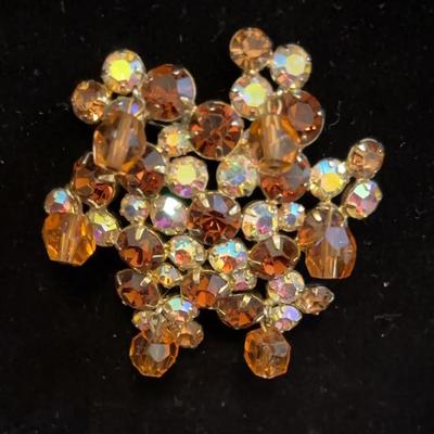 D&E Brooch With Dangly Bauble Beads. 