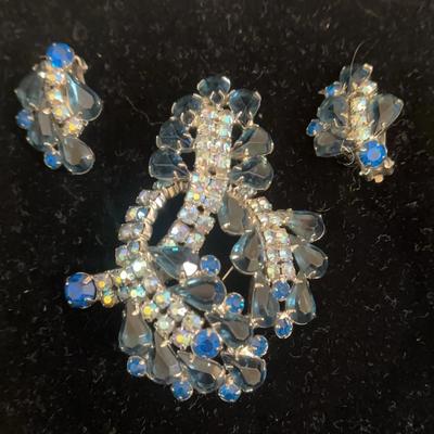 Blue By Who? Unmarked Vintage Set. 