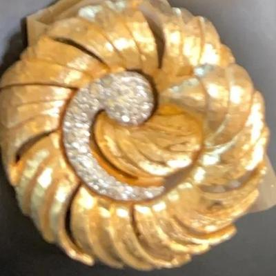 Vintage Goldtone Set Of Earrings And Pin. Jomez.