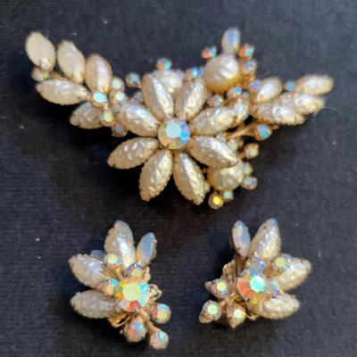 Daisy, Daisy… “Beau” Vintage Set. Pin And Earrings. 