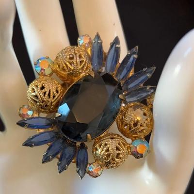 D&E Brooch. Navy Blue And Goldtone Filigree. 