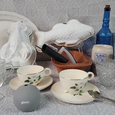 Assortment Of Kitchen Accessories 