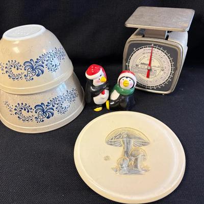 Vintage Pyrex, Trivet, Penguin Salt/Pepper, Scale