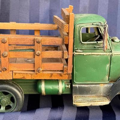 Vintage-Style Metal & Wood Stake Bed Truck Decor – Rustic Farm Truck