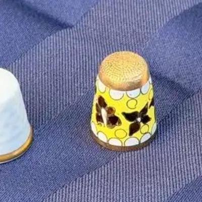 Vintage Thimble Lot – Porcelain, Metal & Souvenir Thimbles – Mixed Designs – 8 Pieces 