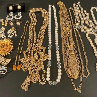 Vintage Gold Tone And Pearl Jewelry 