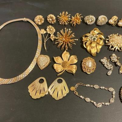 Vintage Jewelry Miriam Haskell, Trifari 