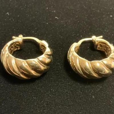 14k Gold Curved Ribbed Hoop Earrings (6.64 Grams)