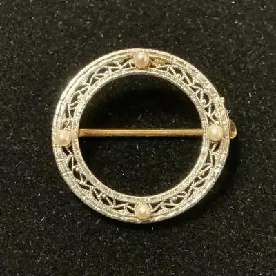 14k Gold Krementz Art Deco Filigree Natural Pearl Circle Pendant (1.58 Grams)