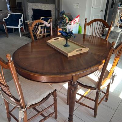  Solid Dining Table with 2 Leaves and 4 chairs