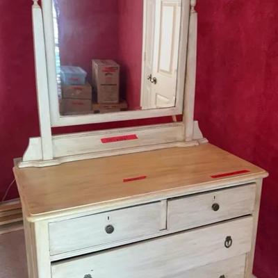 BI122 Beautiful Dresser & Mirror