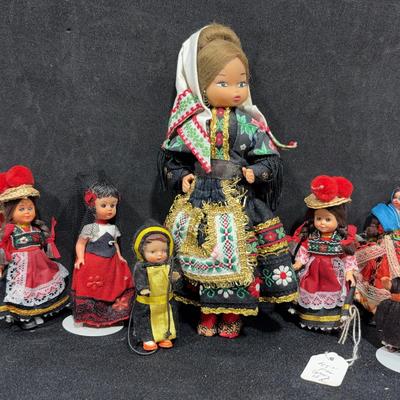 BI048 Collection Of Dolls Around The World #1