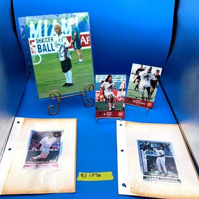 BJ1076 Soccer Autographed Pics & Baseball Super Chrome