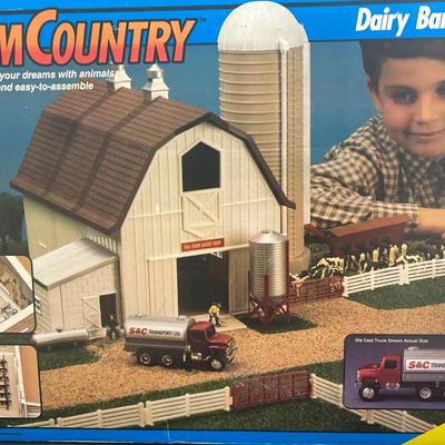 BJ1006 ERTL Farm Country Dairy Farm Building Play Set 