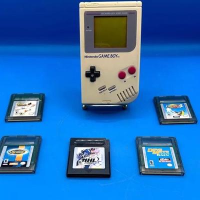 BJ1040 1989 Nintendo Game Boy W/ Game Cartridges 