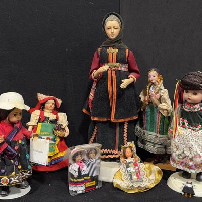 BI052 Collection Of Dolls Around The World #2