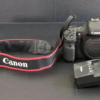 Canon DSLR Camera Body with Battery, Charger & Strap