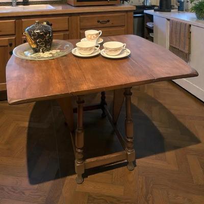 Vintage maple butterfly drop leaf table burslem sudlow teapot & more