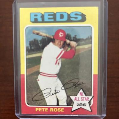 1975 Topps Baseball Card. Pete Rose - Cincinnati Reds. Card #320
