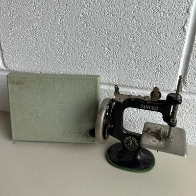 Mini Singer Sewing Machine + Buttonhole Kit