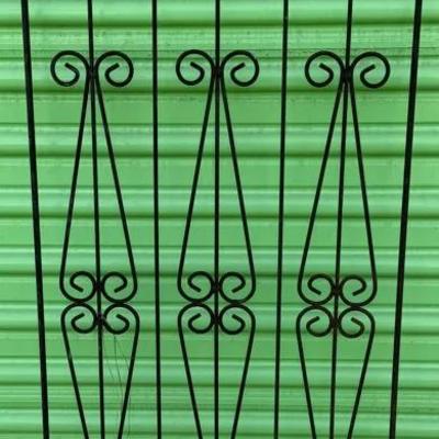 Decorative Wrought Iron Garden Trellis – Fleur-de-Lis Arch Top, Black Metal